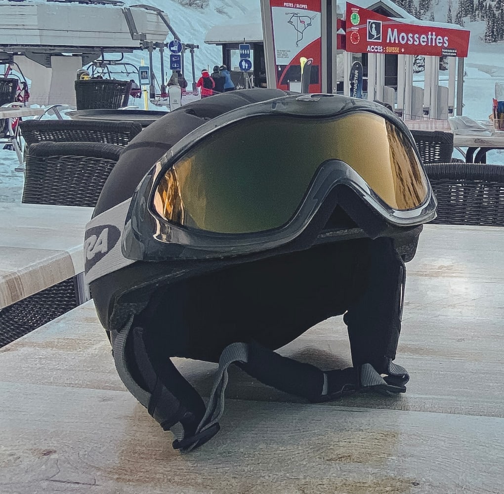 A picture of ski goggles